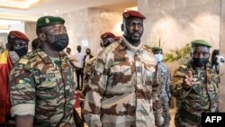 Le colonel Mamady Doumbouya (centre), chef de l'Etat guinéen.