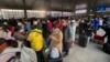 Viajeros chinos llenan una terminal de trenes de Beijing el 6 de enero de 2023.
