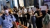 “白纸革命“燃烧至香港 学生市民在大学及闹市高举白纸 
 
