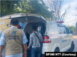 Petugas BP3MI NTT membantu pengurusan jenazah PMI yang akan dibawa pulang keluarganya. (Foto: Courtesy/BP3MI NTT)