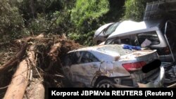 Mobil-mobil rusak akibat tanah longsor di perkemahan di Batang Kali, negara bagian Selangor, di pinggiran Kuala Lumpur, Malaysia, 16 Desember 2022, dalam gambar yang diperoleh dari media sosial. (Foto: Korporat JBPM/via REUTERS)