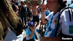 Un aficionado de Argentina celebra la victoria del Mundial en Buenos Aires. (REUTERS/Agustín Marcarian)