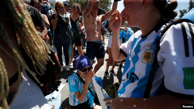 Un aficionado de Argentina celebra la victoria del Mundial en Buenos Aires. (REUTERS/Agustín Marcarian)