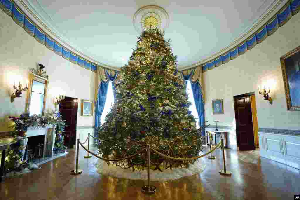 En el Salón Azul de la Casa Blanca un gran y luminoso árbol de Navidad da la bienvenida.&nbsp;
