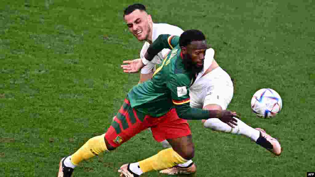 Milieu ya Cameroun #07 Georges-Kevin Nkoudou (liboso) abotoli ndembo na milieu ya Serbie #17 Filip Kostic na match ya groupe G ya Mondial Qatar 2022 na stade Al-Janoub, Doha, 28 novembre 2022. (Photo Anne-Christine POUJOULAT / AFP)