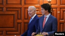 资料照片：2023年1月10日，美国总统拜登和加拿大总理贾斯汀·特鲁多出席在墨西哥城举行的北美领导人峰会。（路透社照片）
