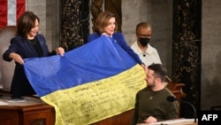 TT Zelensky tặng lá cờ từ chiến trường Bakhmut cho Quốc Hội Hoa Kỳ.