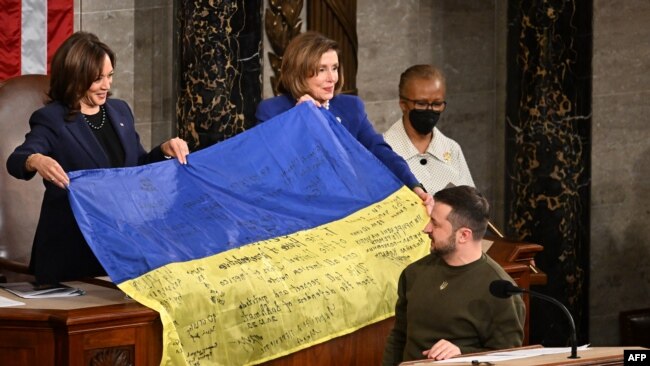 TT Zelensky tặng lá cờ từ chiến trường Bakhmut cho Quốc Hội Hoa Kỳ.