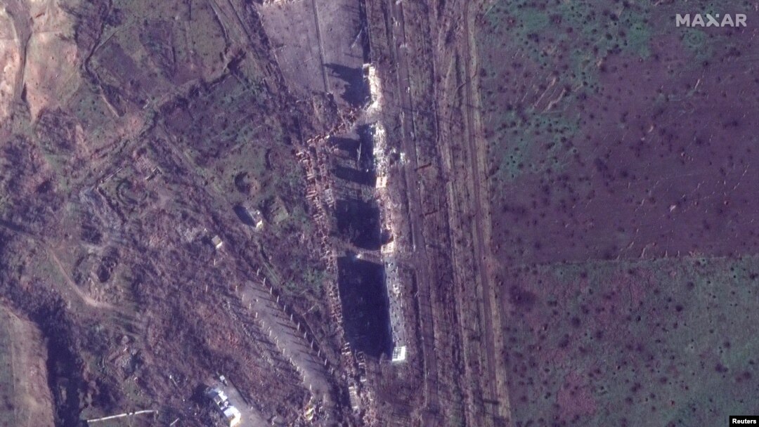 Foto satelit menunjukkan komplek apartemen di bagian timur Kota Bakhmut hancur akibat invasi Rusia. Foto diambil pada 4 Januari 2023. (Foto: Maxar Technologies/Handout via Reuters)