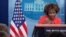 La portavoz de la Casa Blanca, Karine Jean-Pierre, ofrece declaraciones e intercambia con reporteros en Washington, el 11 de enero de 2023.