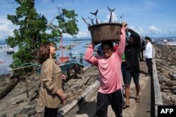 Wakil Presiden AS Kamala Harris mengunjungi desa setempat Tagburos di Palawan, pada 22 November 2022. (Foto: AFP/Haiyun Jiang)