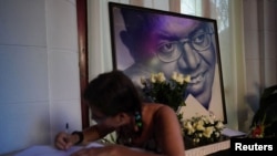 Una mujer firma un libro de condolencias por el difunto músico cubano Pablo Milanés en La Habana, Cuba, el 22 de noviembre de 2022. REUTERS/Alexandre Meneghini