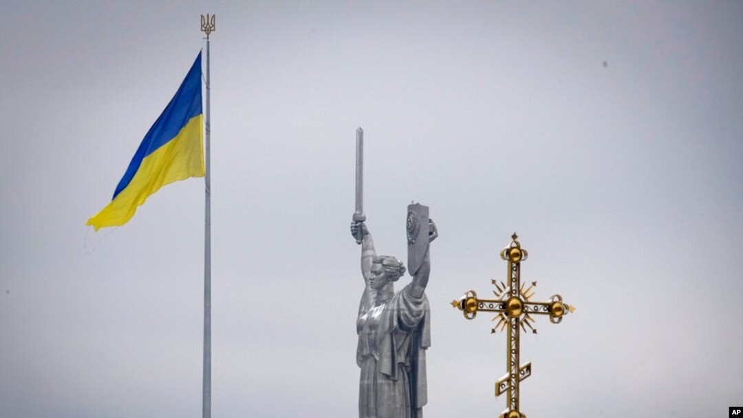 Krst manastirskog kompleksa Pečerska lavra, ukrajinska nacionalna zastava i Spomenik otadžbini u Kijevu, Ukrajina, 22. novembar 2022.