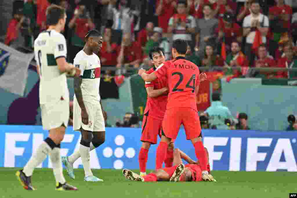 Basani ba Corée du sud bazali kosepela pene na bayi Portugal na Mondial Qatar 2022 na stade Al=Rayyan, Doha, 2 décembre 2022. (Photo JUNG Yeon-je / AFP)