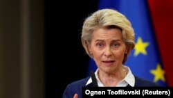 Президентка Європейської комісії Урсула фон дер Ляєн оголосила, що повна заборона на морський імпорт російської нафти до ЄС набирає чинності 5 грудня разом з узгодженим з іншими західними партнерами рішенням про обмеження світових цін на нафту з Росії.