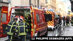 ARCHIVES - Des secouristes sur les lieux de l'explosion d'une bombe au cœur de Lyon, dans le sud-est de la France, le 24 mai 2019. 