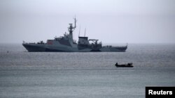 ব্রিটেনের রাজকীয় নৌবাহিনীর যুদ্ধজাহাজ এইচএমএস তামার টহল জাহাজটিকে জি-৭ শীর্ষ সম্মেলনের সময় ব্রিটেনের কার্বিস বে, কর্নওয়ালে দেখা যায়। ১১ জুন, ২০২১। (ফাইল ছবি) 