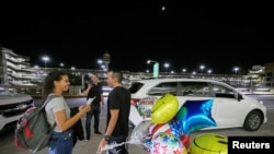 La venezolana Victoriana Loaiza con su pareja, Jhonny Rosales, luego de su llegada con parole humanitario, en Orlando, Florida, el 31 de octubre de 2022. REUTERS/Phelan M. Ebenhack