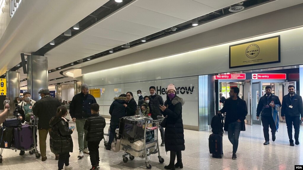 2023年1月9日从北京乘搭中国国航客机抵达伦敦希思罗机场的乘客离开国际航班到境大堂。 （美国之音/郑乐捷）(photo:VOA)