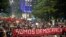 Manifestan kenbe yon banye ki di an Potige "Nou se Demokrasi" pandan yon manifestasyon pou mande pou pwoteje demokrasi peyi a, nan Sao Paulo, Brezil, 9 Janvye 2023.