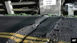 Một con đường bị hư hỏng tại Fernbridge, thuộc quận hạt Humboldt, sau khi xảy ra động đất vào ngày 20/12/2022.