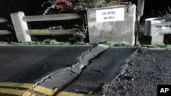 Esta foto publicada por el Distrito 1 de Caltrans muestra el cierre de una carretera en la ruta 211 del estado de California en Fernbridge, un puente de arco de hormigón de 402,3 m (1320 pies) de largo que cruza el río Eel cerca de Fortuna, California, en el condado de Humboldt.