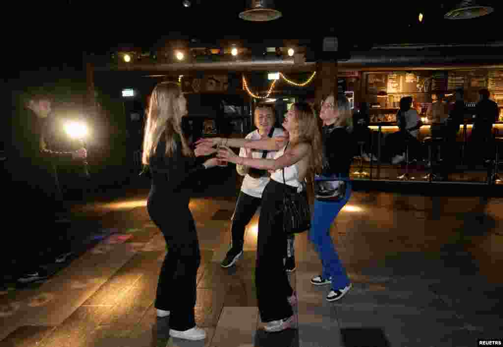 مارچ ۲۰۲۲، شمار زیاد کشورها پوشیدن ماسک، فاصلهٔ اجتماعی، ممنوعیت اجتماعات و دیگر محدودیت&zwnj;هایی را لغو کردند که به هدف جلوگیری از شیوع کووید۱۹ وضع شده بود، را لغو کردند.