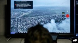 Seorang tentara Ukraina menyaksikan umpan drone dari pusat komando bawah tanah di Bakhmut, wilayah Donetsk, Ukraina, Minggu, 25 Desember 2022. (AP/Libkos)