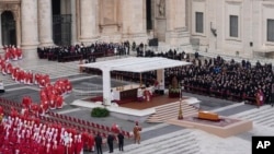 前教宗本笃十六世的葬礼在梵蒂冈圣彼得广场举行。(2023年1月5日)