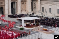 Paus Fransiskus (tengah), memimpin misa pemakaman mendiang Paus Emeritus Benediktus XVI di Lapangan Santo Petrus di Vatikan, Kamis, 5 Januari 2023. (AP/Antonio Calanni)