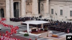 12 свештеници го носеа дрвениот ковчег со посмртните останки на Бенедикт надвор од Базиликата Свети Петар кон најголемата Црква во христијанскиот свет.
