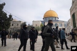 Polisi Israel mengawal pengunjung Yahudi ke kompleks Masjid Al-Aqsa, yang dikenal oleh umat Islam sebagai Tempat Suci Mulia dan bagi orang Yahudi sebagai Temple Mount, di Kota Tua Yerusalem, 3 Januari 2023.