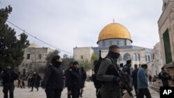 Sejumlah petugas kepolisian Israel mendampingi para pengunjung Yahudi yang datang ke komplek Masjid Al Aqsa di Yerusalem, pada 3 Januari 2023. (Foto: AP/Maya Alleruzzo)