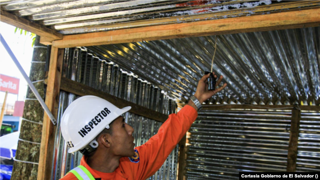 Un inspector de la institución de bomberos en El Salvador supervisa los establecimientos de venta de pólvora en el país centroamericano.