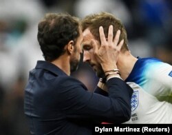 Harry Kane dari Inggris dan manajer Gareth Southgate terlihat sedih setelah pertandingan karena Inggris tersingkir dari Piala Dunia. (Foto: REUTERS/Dylan Martinez)