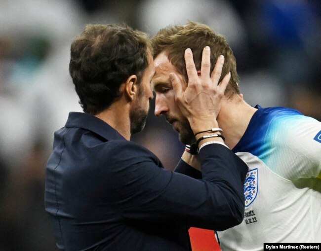 Harry Kane dari Inggris dan manajer Gareth Southgate terlihat sedih setelah pertandingan karena Inggris tersingkir dari Piala Dunia. (Foto: REUTERS/Dylan Martinez)