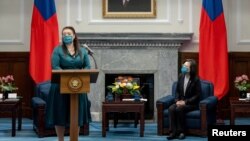 Presiden Taiwan Tsai Ing-wen mendengarkan pidato Alicia Kearns, anggota parlemen Inggris di Gedung Kantor Kepresidenan Taiwan di Taipei, 2 Desember 2022. (Handout Kantor Kepresidenan Taiwan via REUTERS)