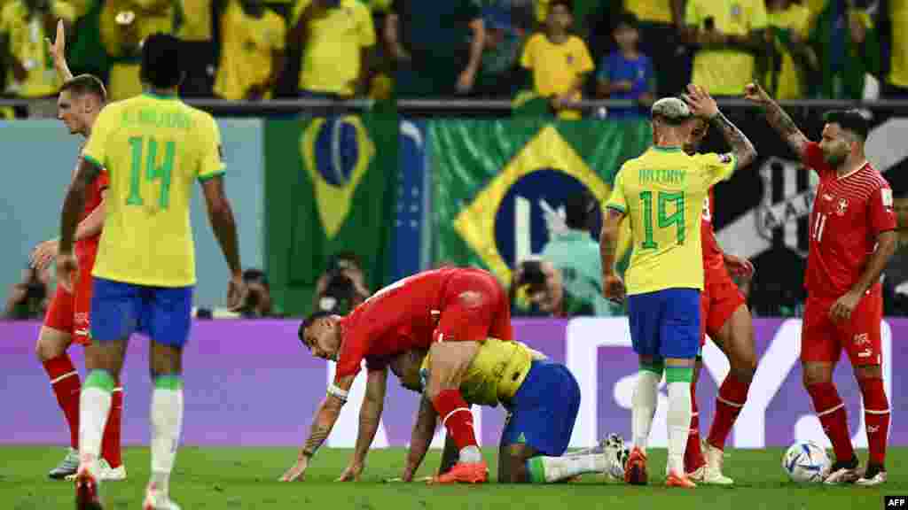 Jogador suíço, Granit Xhaka e jogador brasileiro, Gabriel Jesus, em jogo do grupo G do Mundial do Qatar, no Stadium 974, em Doha. Nov 28, 2022