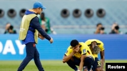 Jeremy Sarmiento, del equipo de Ecuador, se muestra abatido tras resultar eliminados de la Copa del Mundo de Qatar el 29 de noviembre de 2022.