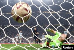 Francuski fudbaler Kilijan Mbape postiže jedan od tri gola iz penala u finalu Svetskog kupa u Kataru