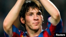 El jugador argentino de Barcelona Leo Messi saluda a la multitud después de marcar un gol contra el Panathinaikos durante su partido de fútbol del grupo C de la Liga de Campeones en el estadio Nou Camp de Barcelona, España, el 2 de noviembre de 2005. Foto: Reuters