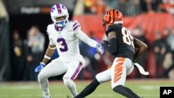 El receptor de los Bengals de Cincinnati Tee Higgins corre cerca del safety de los Bills de Búfalo Damar Hamlin durante el encuentro del lunes 2 de enero del 2022. (AP Foto/Joshua A. Bickel)