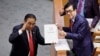 Yasonna Laoly, Menteri Hukum dan HAM, menerima laporan KUHP baru dari Bambang Wuryanto, dalam rapat paripurna parlemen di Jakarta, 6 Desember 2022. (Foto: REUTERS/Willy Kurniawan)
