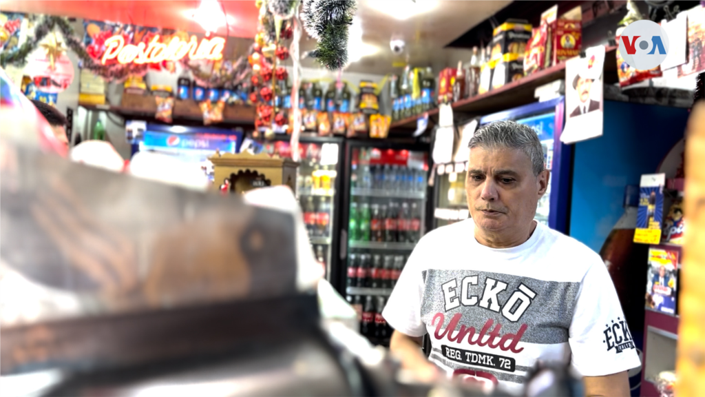 Francisco Tavares regala panes a personas de bajos recursos y en situación de calle que se acercan a su panadería en Caracas.