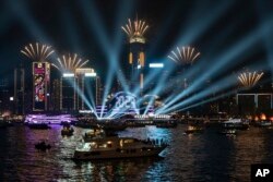Pertunjukan kembang api dalam perayaan Tahun Baru 2023 di Victoria Harbour, Hong Kong, 1 Januari 2023. (Foto: AP Photo/Anthony Kwan)