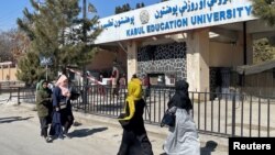 Des étudiantes passent devant l'Université d'éducation de Kaboul, à Kaboul, en Afghanistan, le 26 février 2022. 