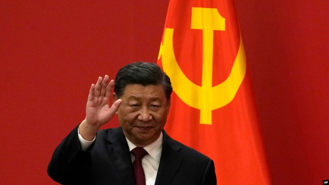资料照：中国领导人习近平与中共党旗