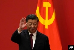 中国领导人习近平和中共党旗
