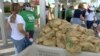 Voluntarios en un centro de distribución de alimentos en Miami, Florida, para ayudar a la población más vulnerable ante las fiestas de Navidad. [Foto: Antoni Belchi / VOA]