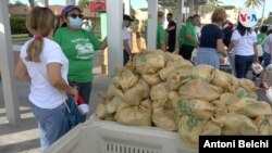 Voluntarios en un centro de distribución de alimentos en Miami, Florida, para ayudar a la población más vulnerable ante las fiestas de Navidad. [Foto: Antoni Belchi / VOA]